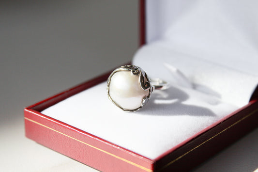 Mother of Pearl Vintage Style Ring Size 9