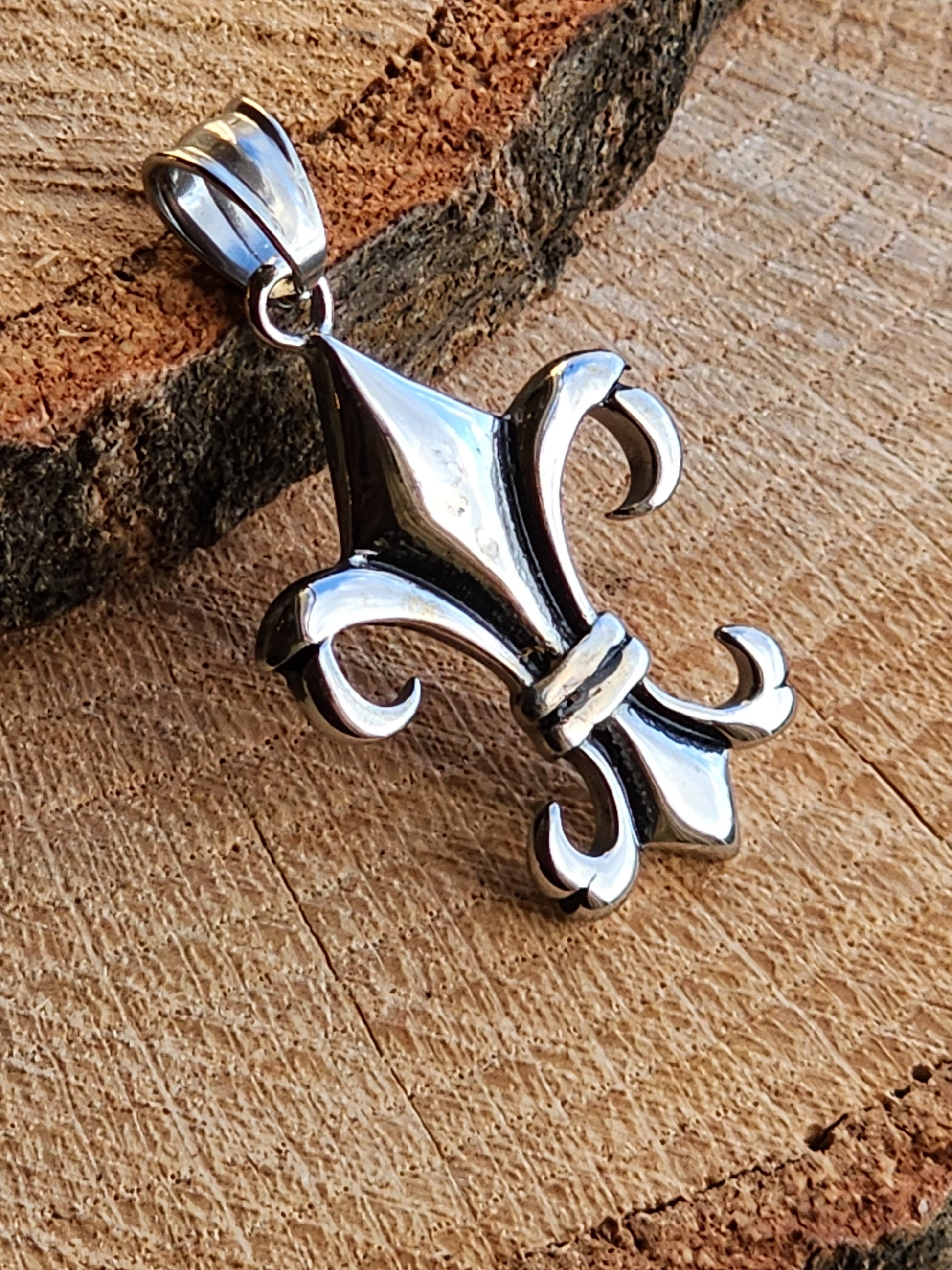 Elongated Fleur De Lis Stainless Steel Pendant1